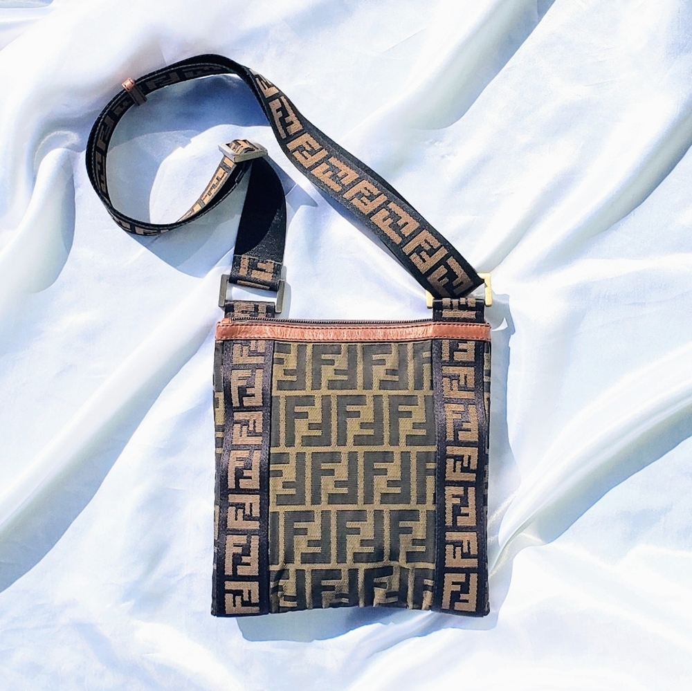 🐝SOLD FENDI ZUCCA MESSENGER CROSSBODY BAG🐝 - Picture 2 of 13